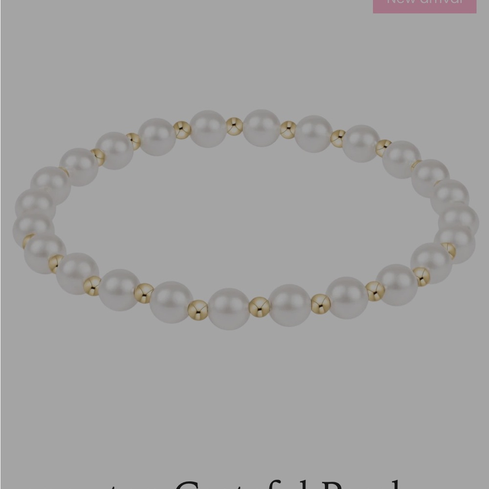 Classic White Pearl and Gold Bead Stretch Bracelet e Newton